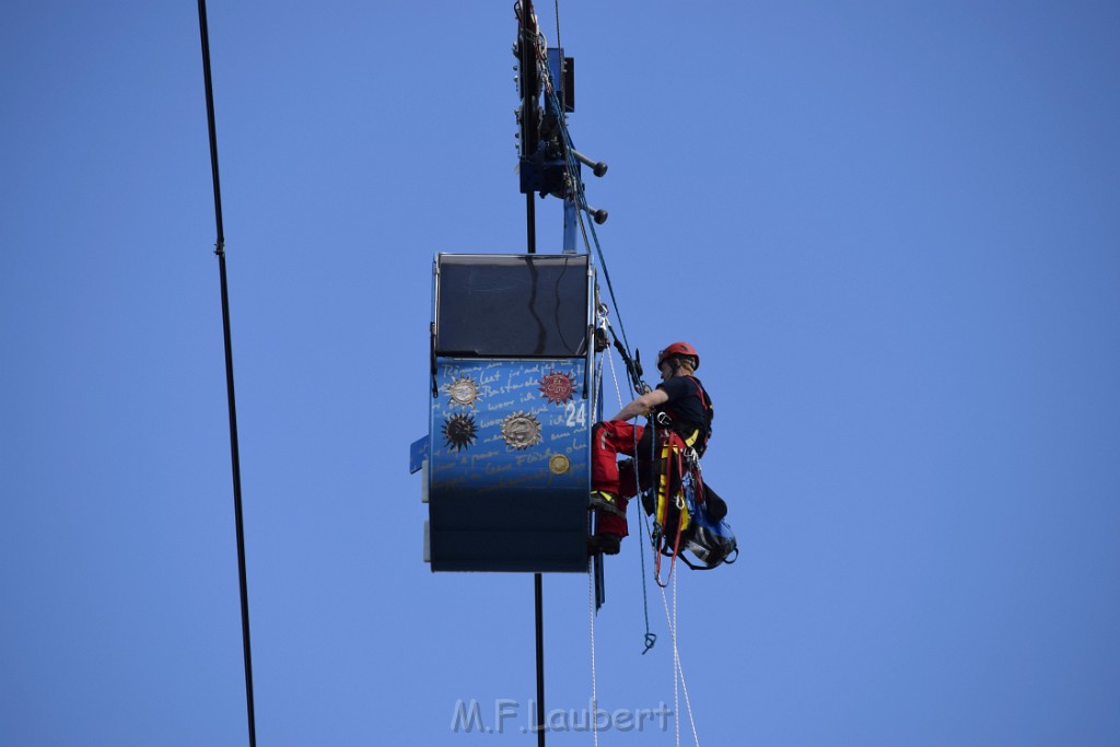 Koelner Seilbahn Gondel blieb haengen Koeln Linksrheinisch P450.JPG - Miklos Laubert